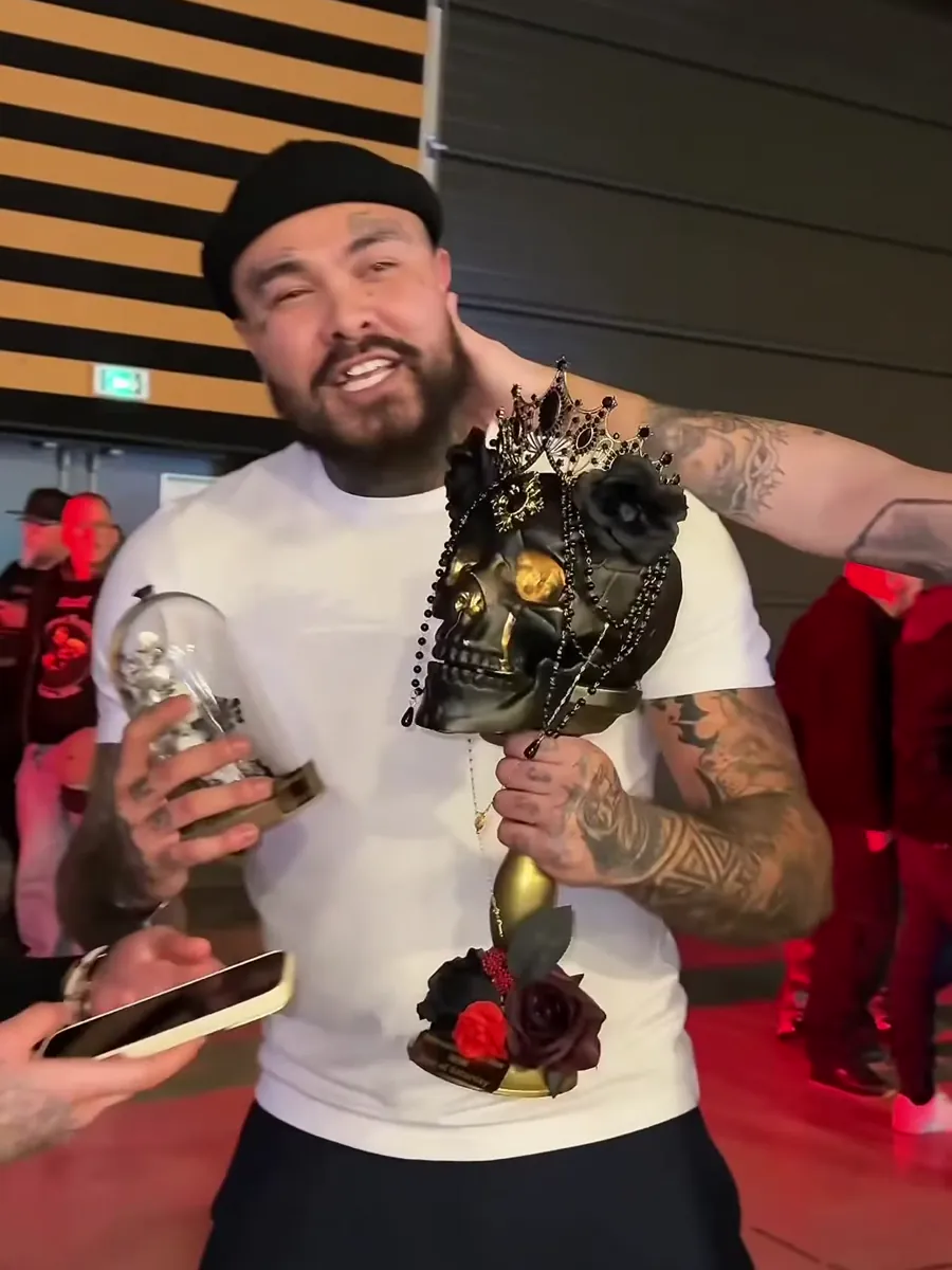 Caio Ramos com os troféus da Convenção de Tatuagem de Reims
