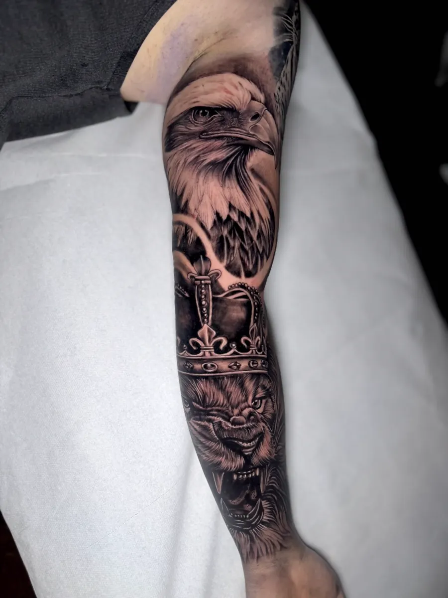 Braço com águia, coroa e leão em black and grey