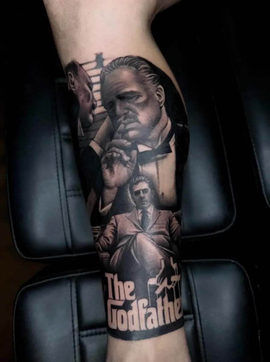 Retrato realista The Godfather na perna, black and grey