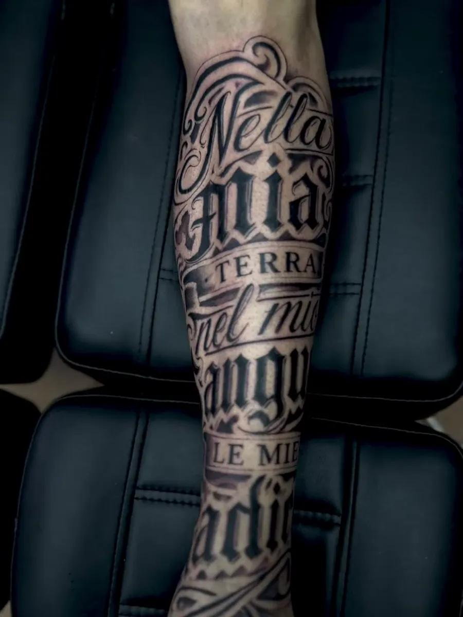 Lettering de grande formato na perna